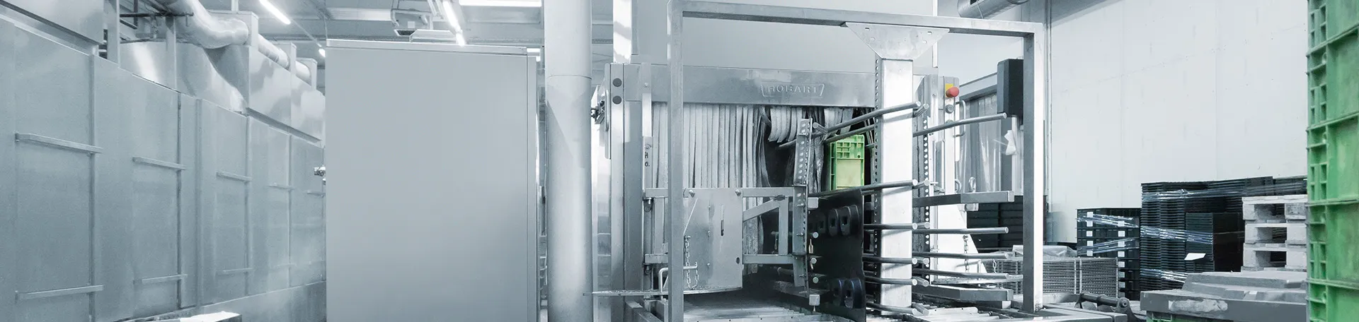 Hochmoderne KLT-Reinigungsanlage bei Clean Logistik Jäger. Effiziente und nachhaltige Reinigung von Kleinladungsträgern für Industrie und Logistik.