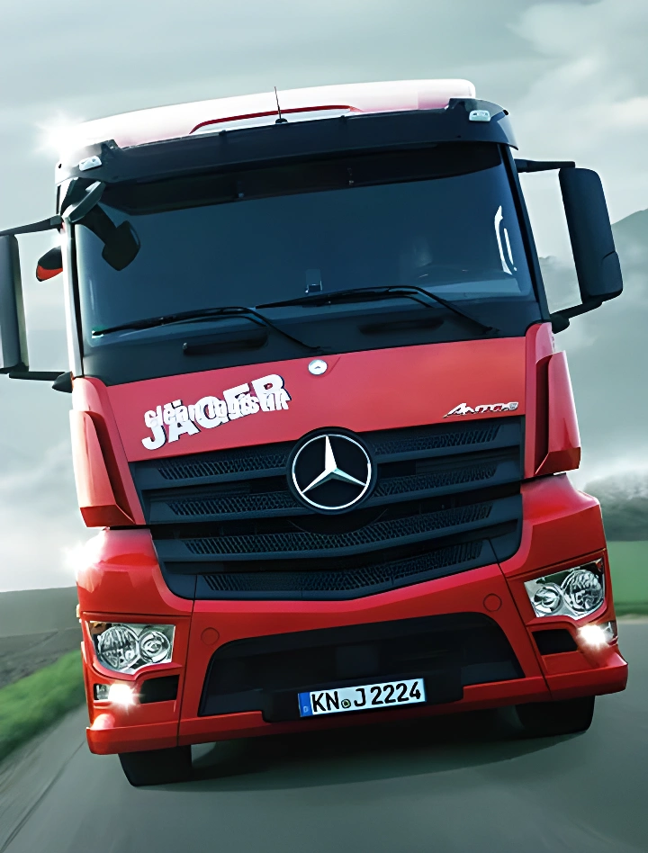 Dynamische Frontansicht eines Clean Logistik Jäger LKWs auf der Straße. Professionelle Transportlösungen mit höchster Zuverlässigkeit und Pünktlichkeit.