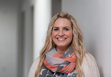 Portrait von Vivien Jäger, Ansprechpartnerin bei Clean Logistik Jäger. Ihre Expertin für individuelle Logistik- und KLT-Reinigungslösungen.